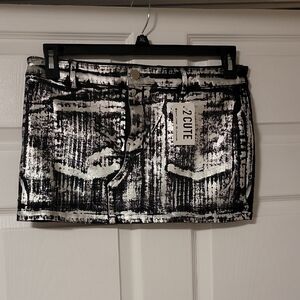 $2/25 Two Cute Monochrome Mini Skirt
